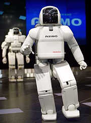 Humanoid mit Hüftschwung: ''Asimo'' ist eine Weiterentwicklung aus Hondas legendärem Prototypen ''P3''